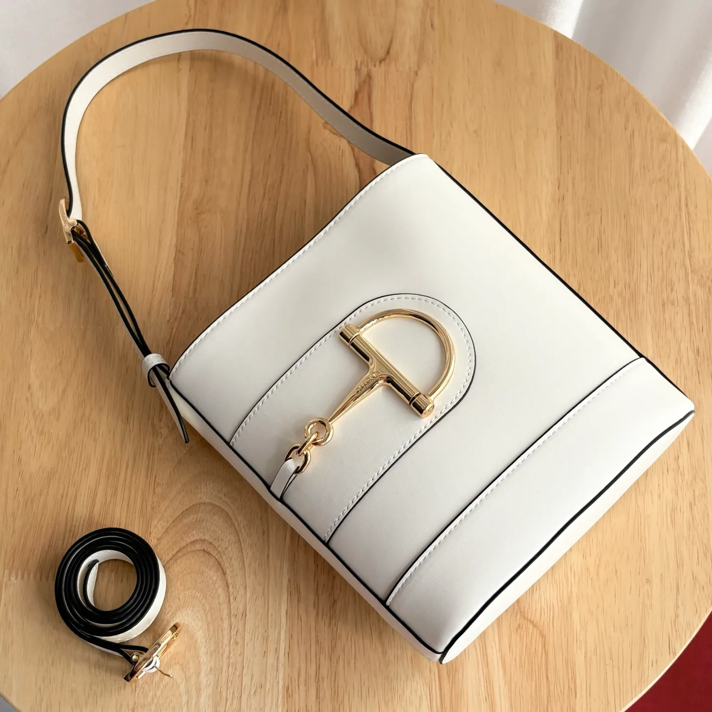 Actual shot #💰300 Style number: 833665 Size: 18.5x20x8.5cm In the 2025 spring and summer series, Gucci 73 series takes creative inspiration from a collection bucket bag launched in the same year as its series name. This bag uses a modern aesthetic to interpret the horsebit-shaped accessories. It can be worn cross-body, on the shoulder, or as a handbag.