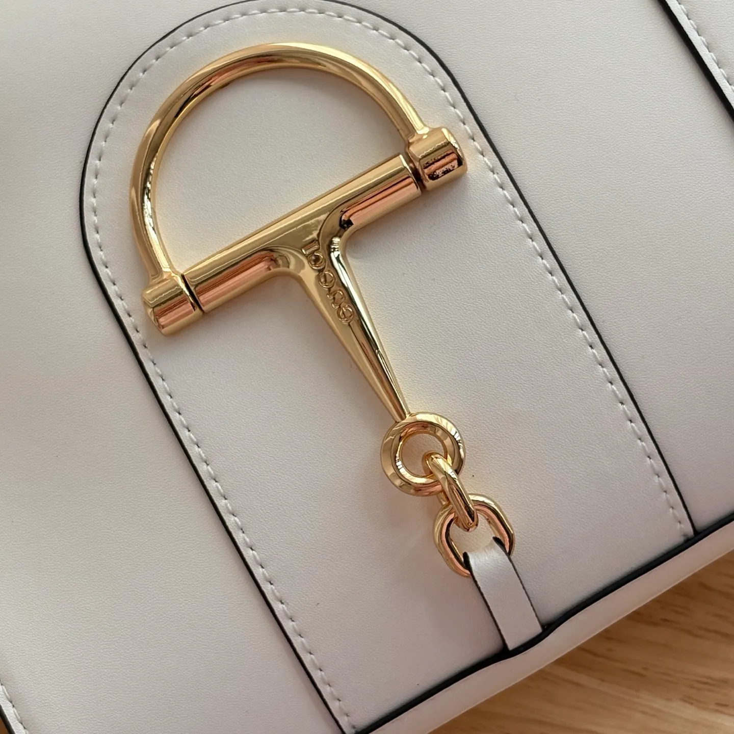 Actual shot #💰300 Style number: 833665 Size: 18.5x20x8.5cm In the 2025 spring and summer series, Gucci 73 series takes creative inspiration from a collection bucket bag launched in the same year as its series name. This bag uses a modern aesthetic to interpret the horsebit-shaped accessories. It can be worn cross-body, on the shoulder, or as a handbag.