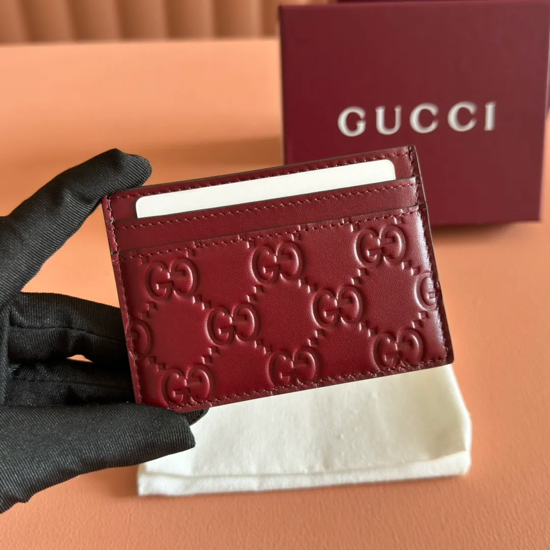 p300. 💋💋💋"With full set of original counter packaging"💕[New Product] 2025 autumn and winter series, the GG Emblem series reinterprets the brand's timeless elegance and exquisite craftsmanship. Featuring four card compartments and an open pocket, this card holder is extremely practical. Anchor red GG printed embossed leather 4 card compartments, 1 open pocket Model number: 847204. Dimensions: 10cm (width) x 7cm (height) Weight: approx. 65g Colour: Anchor red embossed. Made in Italy