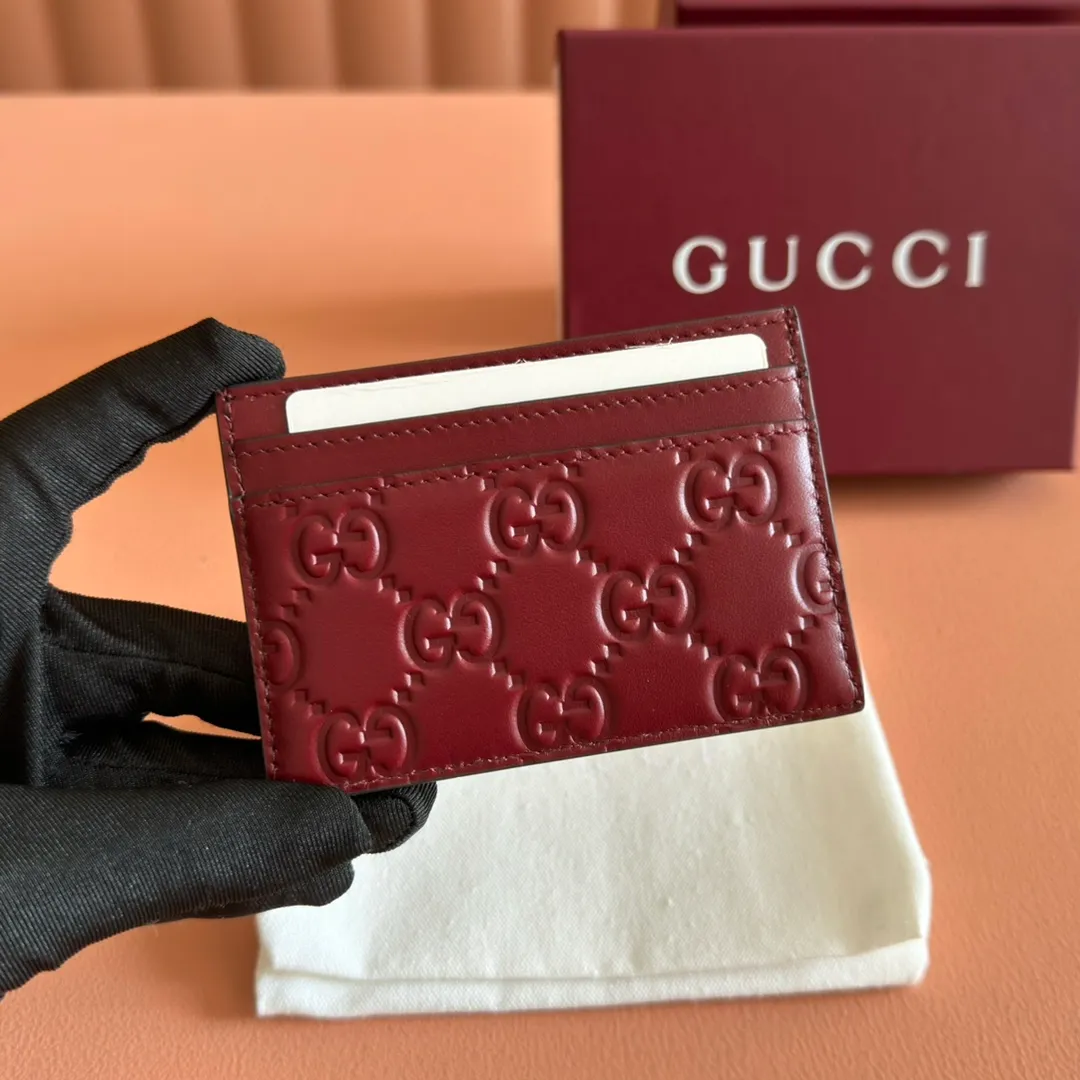p300. 💋💋💋"With full set of original counter packaging"💕[New Product] 2025 autumn and winter series, the GG Emblem series reinterprets the brand's timeless elegance and exquisite craftsmanship. Featuring four card compartments and an open pocket, this card holder is extremely practical. Anchor red GG printed embossed leather 4 card compartments, 1 open pocket Model number: 847204. Dimensions: 10cm (width) x 7cm (height) Weight: approx. 65g Colour: Anchor red embossed. Made in Italy