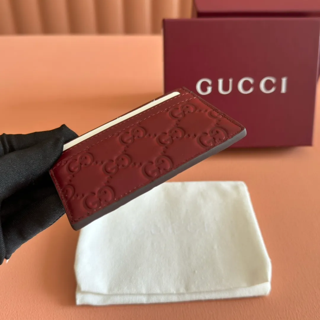 p300. 💋💋💋"With full set of original counter packaging"💕[New Product] 2025 autumn and winter series, the GG Emblem series reinterprets the brand's timeless elegance and exquisite craftsmanship. Featuring four card compartments and an open pocket, this card holder is extremely practical. Anchor red GG printed embossed leather 4 card compartments, 1 open pocket Model number: 847204. Dimensions: 10cm (width) x 7cm (height) Weight: approx. 65g Colour: Anchor red embossed. Made in Italy