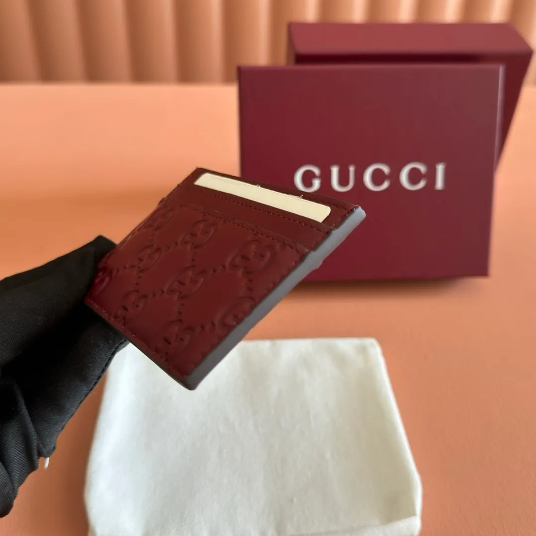 p300. 💋💋💋"With full set of original counter packaging"💕[New Product] 2025 autumn and winter series, the GG Emblem series reinterprets the brand's timeless elegance and exquisite craftsmanship. Featuring four card compartments and an open pocket, this card holder is extremely practical. Anchor red GG printed embossed leather 4 card compartments, 1 open pocket Model number: 847204. Dimensions: 10cm (width) x 7cm (height) Weight: approx. 65g Colour: Anchor red embossed. Made in Italy
