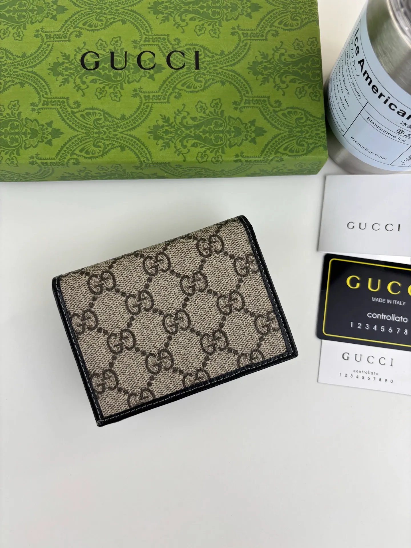 💰150 GUCCl Gucci has newly launched this 1955 horsebit card holder made of GG Supreme high-grade artificial canvas and brown leather. This series adopts the double ring and long strip design that are in the same line as the handbag. This detail is inspired by the equestrian origin of the brand. It is one of Gucci's classic heritage and one of the brand's most representative symbolic elements. Style number: 621887 Size: 11cm x 8.5cm x 3cm Color: black