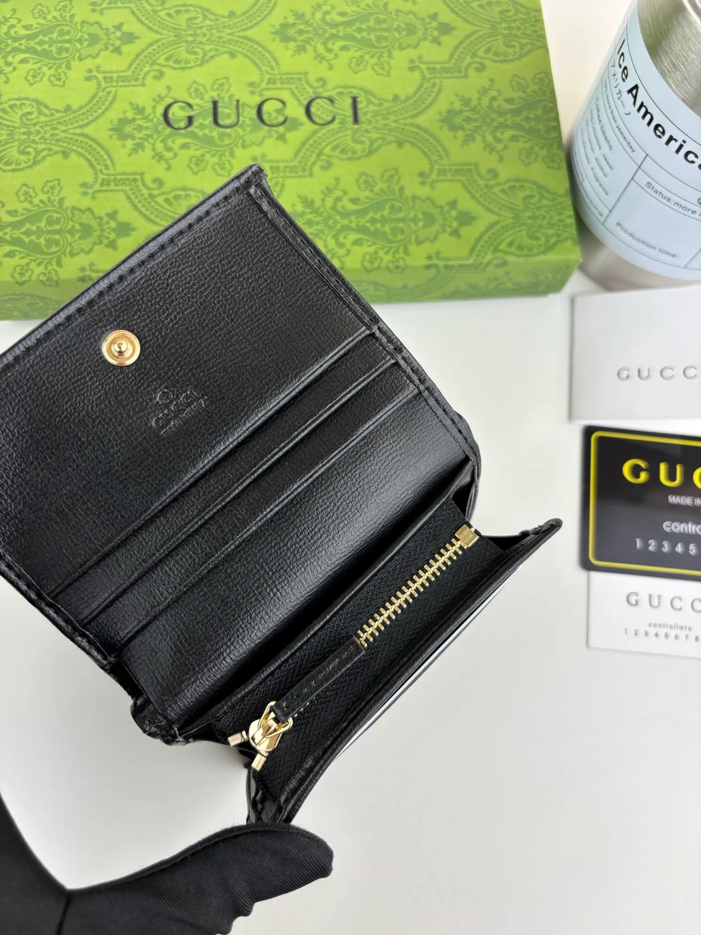 💰150 GUCCl Gucci has newly launched this 1955 horsebit card holder made of GG Supreme high-grade artificial canvas and brown leather. This series adopts the double ring and long strip design that are in the same line as the handbag. This detail is inspired by the equestrian origin of the brand. It is one of Gucci's classic heritage and one of the brand's most representative symbolic elements. Style number: 621887 Size: 11cm x 8.5cm x 3cm Color: black
