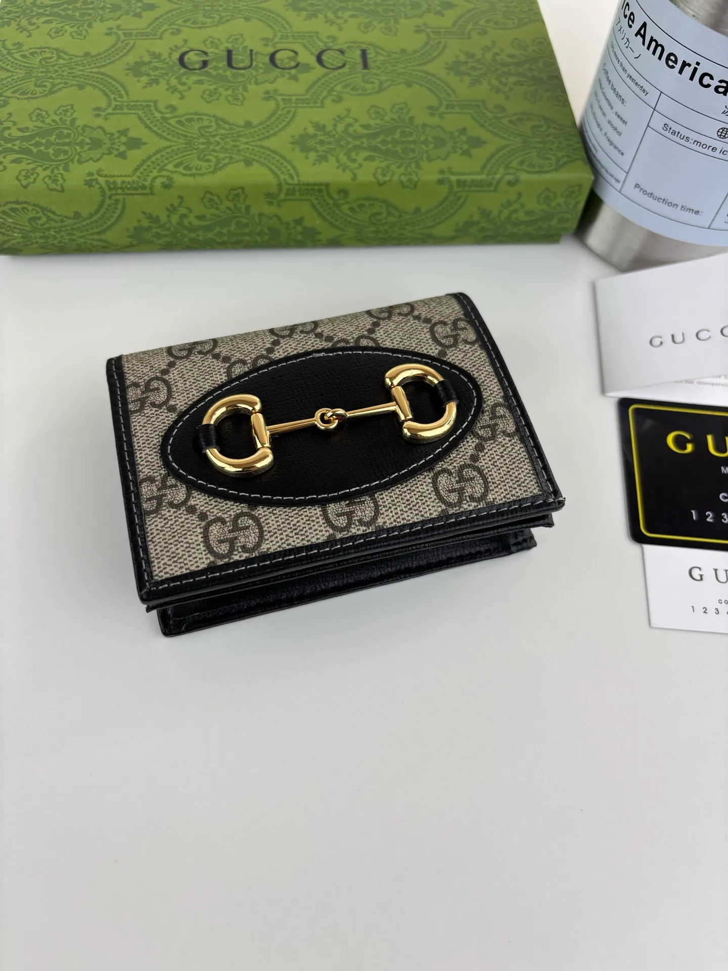 💰150 GUCCl Gucci has newly launched this 1955 horsebit card holder made of GG Supreme high-grade artificial canvas and brown leather. This series adopts the double ring and long strip design that are in the same line as the handbag. This detail is inspired by the equestrian origin of the brand. It is one of Gucci's classic heritage and one of the brand's most representative symbolic elements. Style number: 621887 Size: 11cm x 8.5cm x 3cm Color: black