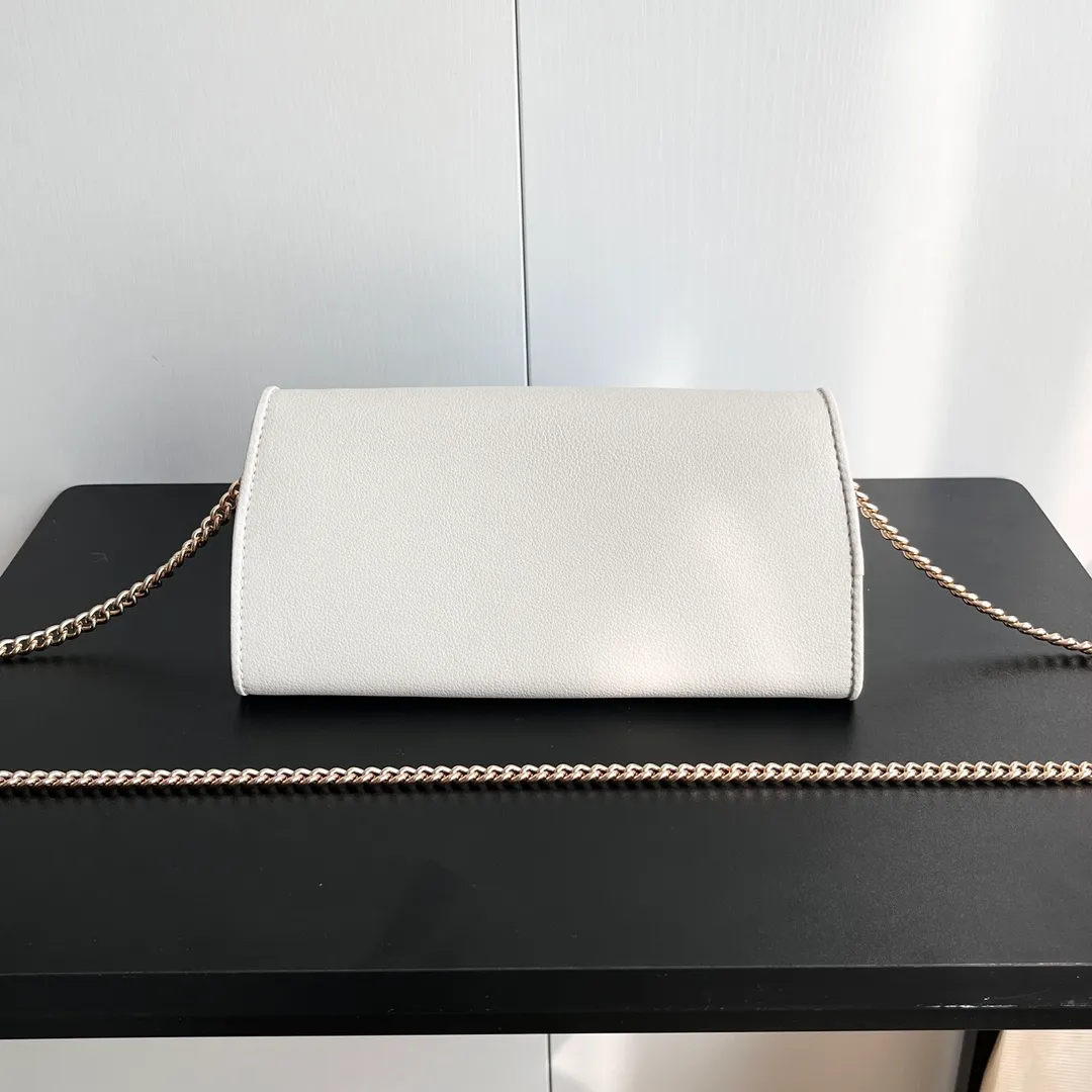 Actual shot #💰260 Model: 725215 Comes with box Size: 21x10.5cm I fell in love with Gucci Blondie at first sight. Second-hand bags have always been my favorite. They are super popular now, mainly because they are so beautiful! It can be worn as an armpit bag or as a cross-body carry. Depending on your mood, I find it very retro, fashionable and fascinating to carry it either way! Many colors to choose from, running quantity models