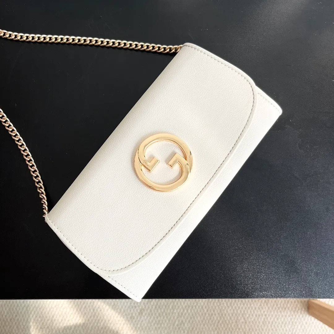 Actual shot #💰260 Model: 725215 Comes with box Size: 21x10.5cm I fell in love with Gucci Blondie at first sight. Second-hand bags have always been my favorite. They are super popular now, mainly because they are so beautiful! It can be worn as an armpit bag or as a cross-body carry. Depending on your mood, I find it very retro, fashionable and fascinating to carry it either way! Many colors to choose from, running quantity models