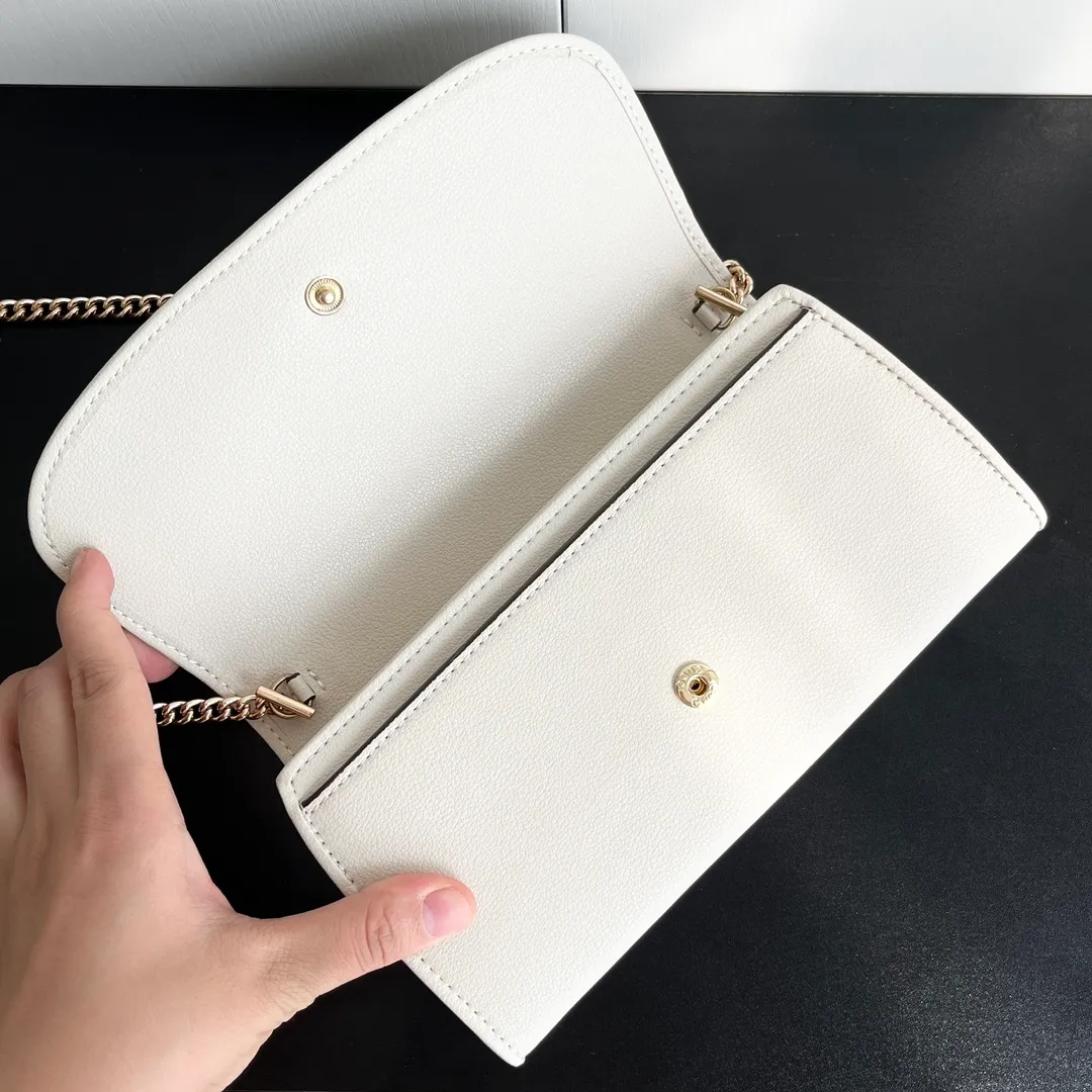 Actual shot #💰260 Model: 725215 Comes with box Size: 21x10.5cm I fell in love with Gucci Blondie at first sight. Second-hand bags have always been my favorite. They are super popular now, mainly because they are so beautiful! It can be worn as an armpit bag or as a cross-body carry. Depending on your mood, I find it very retro, fashionable and fascinating to carry it either way! Many colors to choose from, running quantity models