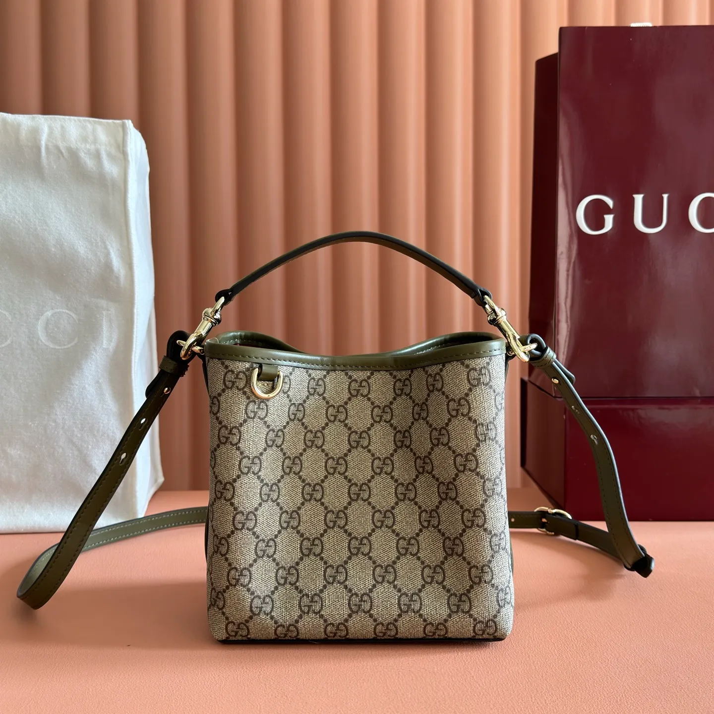 p920. 💋💋💋 Comes with a full set of original counter packaging [New Product] 2025 Autumn and Winter Series, the GG Emblem series reinterprets the brand's timeless elegance and exquisite craftsmanship. Lined in tonal cotton, this practical bucket bag features an internal compartment. Anchor red printed embossed GG calf leather Light gold-toned lining Anchor red cotton lining Top handle with hook closure (height: 14 cm) Additional D-ring for attaching detachable items Interior: two compartments and a central snap-stud compartment Removable and adjustable calfskin leather shoulder strap (height: 52 cm - 57.5 cm; length: 107 cm - 114 cm) Magnetic snap closure Ident No.: 815118. Dimensions: 19cm (W) x 18cm (H) x 11cm (D) Weight: approx. 0.45kg Color: Green PVC Made in Italy