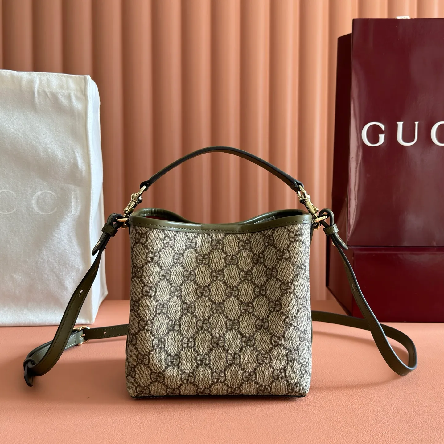 p920. 💋💋💋 Comes with a full set of original counter packaging [New Product] 2025 Autumn and Winter Series, the GG Emblem series reinterprets the brand's timeless elegance and exquisite craftsmanship. Lined in tonal cotton, this practical bucket bag features an internal compartment. Anchor red printed embossed GG calf leather Light gold-toned lining Anchor red cotton lining Top handle with hook closure (height: 14 cm) Additional D-ring for attaching detachable items Interior: two compartments and a central snap-stud compartment Removable and adjustable calfskin leather shoulder strap (height: 52 cm - 57.5 cm; length: 107 cm - 114 cm) Magnetic snap closure Ident No.: 815118. Dimensions: 19cm (W) x 18cm (H) x 11cm (D) Weight: approx. 0.45kg Color: Green PVC Made in Italy