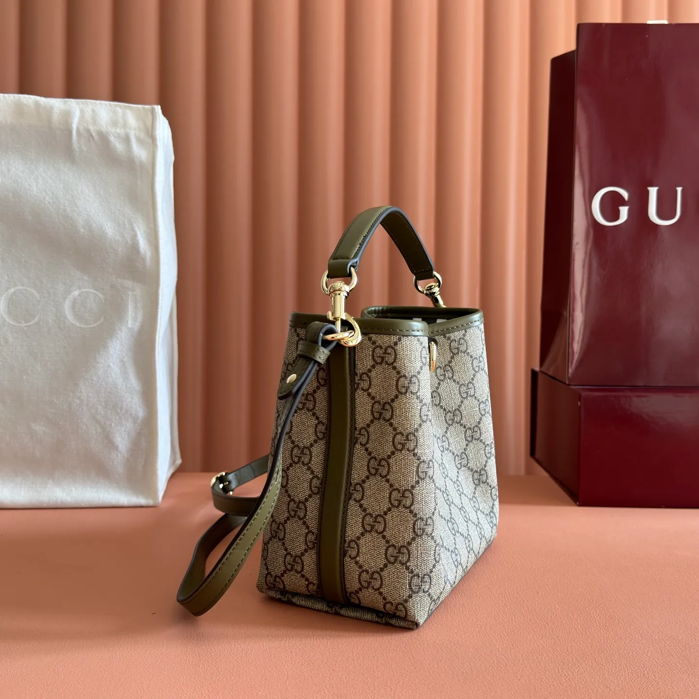 p920. 💋💋💋 Comes with a full set of original counter packaging [New Product] 2025 Autumn and Winter Series, the GG Emblem series reinterprets the brand's timeless elegance and exquisite craftsmanship. Lined in tonal cotton, this practical bucket bag features an internal compartment. Anchor red printed embossed GG calf leather Light gold-toned lining Anchor red cotton lining Top handle with hook closure (height: 14 cm) Additional D-ring for attaching detachable items Interior: two compartments and a central snap-stud compartment Removable and adjustable calfskin leather shoulder strap (height: 52 cm - 57.5 cm; length: 107 cm - 114 cm) Magnetic snap closure Ident No.: 815118. Dimensions: 19cm (W) x 18cm (H) x 11cm (D) Weight: approx. 0.45kg Color: Green PVC Made in Italy