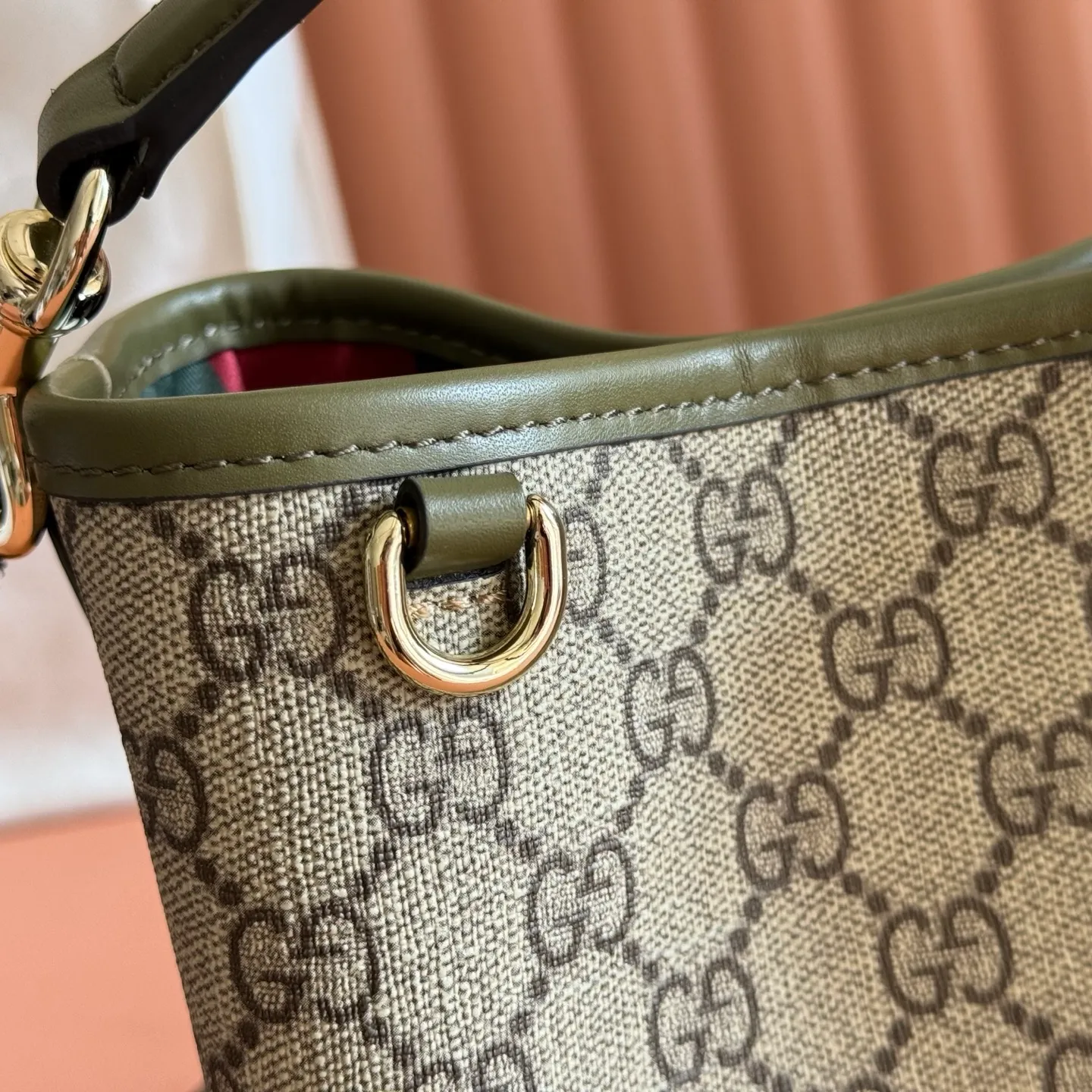 p920. 💋💋💋 Comes with a full set of original counter packaging [New Product] 2025 Autumn and Winter Series, the GG Emblem series reinterprets the brand's timeless elegance and exquisite craftsmanship. Lined in tonal cotton, this practical bucket bag features an internal compartment. Anchor red printed embossed GG calf leather Light gold-toned lining Anchor red cotton lining Top handle with hook closure (height: 14 cm) Additional D-ring for attaching detachable items Interior: two compartments and a central snap-stud compartment Removable and adjustable calfskin leather shoulder strap (height: 52 cm - 57.5 cm; length: 107 cm - 114 cm) Magnetic snap closure Ident No.: 815118. Dimensions: 19cm (W) x 18cm (H) x 11cm (D) Weight: approx. 0.45kg Color: Green PVC Made in Italy