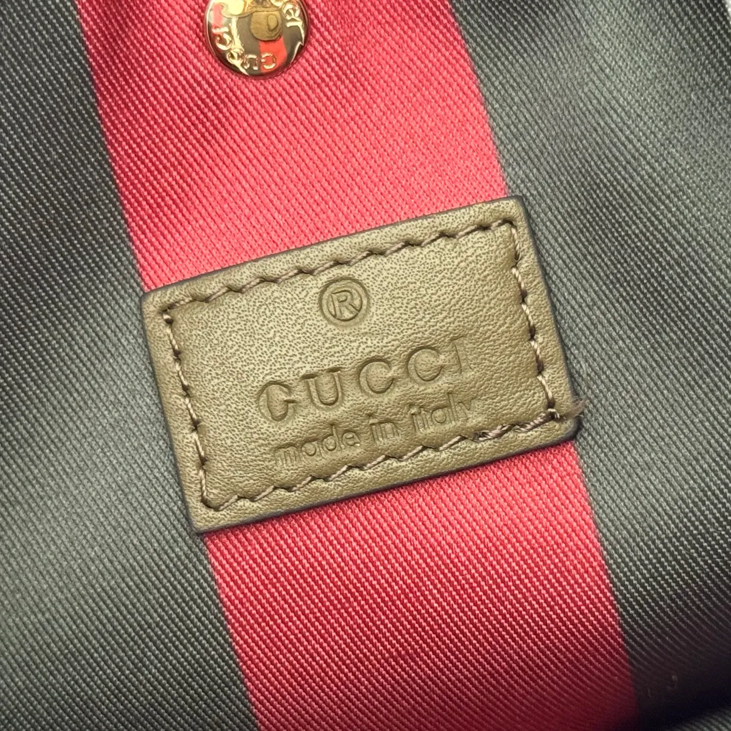 p920. 💋💋💋 Comes with a full set of original counter packaging [New Product] 2025 Autumn and Winter Series, the GG Emblem series reinterprets the brand's timeless elegance and exquisite craftsmanship. Lined in tonal cotton, this practical bucket bag features an internal compartment. Anchor red printed embossed GG calf leather Light gold-toned lining Anchor red cotton lining Top handle with hook closure (height: 14 cm) Additional D-ring for attaching detachable items Interior: two compartments and a central snap-stud compartment Removable and adjustable calfskin leather shoulder strap (height: 52 cm - 57.5 cm; length: 107 cm - 114 cm) Magnetic snap closure Ident No.: 815118. Dimensions: 19cm (W) x 18cm (H) x 11cm (D) Weight: approx. 0.45kg Color: Green PVC Made in Italy