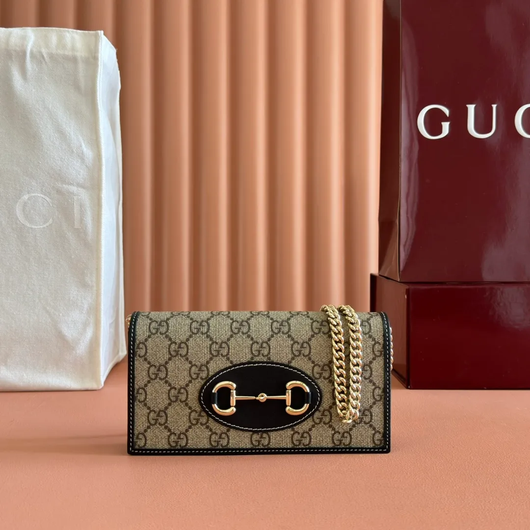 p600💋💋💋【Original Leather Counter Complete Packaging】Gucci Horsebit 1955 Series This Gucci Horsebit 1955 series handbag is made of beige PVC fabric, with unique rice rubber leather piping, giving the archive design a new charm. This handbag inherits the lines and shape of the product more than 60 years ago, cleverly blending classic details with modern spirit, highlighting the charm of the brand's iconic element, the horsebit. This small flap shoulder bag features an adjustable shoulder strap that allows you to convert it between shoulder and cross-body wear. Model: 621892. Size: 19*10*4cm. Color: black/pvc.