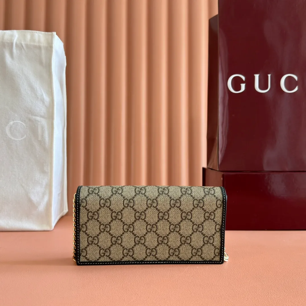 p600💋💋💋【Original Leather Counter Complete Packaging】Gucci Horsebit 1955 Series This Gucci Horsebit 1955 series handbag is made of beige PVC fabric, with unique rice rubber leather piping, giving the archive design a new charm. This handbag inherits the lines and shape of the product more than 60 years ago, cleverly blending classic details with modern spirit, highlighting the charm of the brand's iconic element, the horsebit. This small flap shoulder bag features an adjustable shoulder strap that allows you to convert it between shoulder and cross-body wear. Model: 621892. Size: 19*10*4cm. Color: black/pvc.