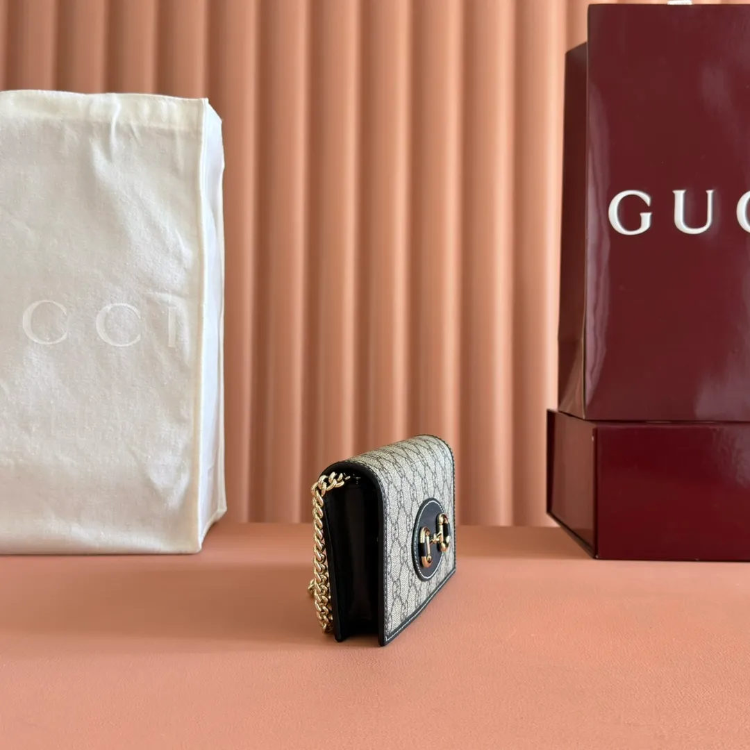 p600💋💋💋【Original Leather Counter Complete Packaging】Gucci Horsebit 1955 Series This Gucci Horsebit 1955 series handbag is made of beige PVC fabric, with unique rice rubber leather piping, giving the archive design a new charm. This handbag inherits the lines and shape of the product more than 60 years ago, cleverly blending classic details with modern spirit, highlighting the charm of the brand's iconic element, the horsebit. This small flap shoulder bag features an adjustable shoulder strap that allows you to convert it between shoulder and cross-body wear. Model: 621892. Size: 19*10*4cm. Color: black/pvc.