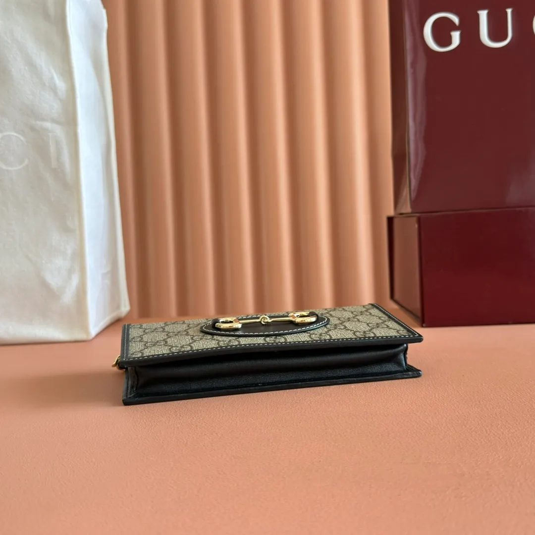 p600💋💋💋【Original Leather Counter Complete Packaging】Gucci Horsebit 1955 Series This Gucci Horsebit 1955 series handbag is made of beige PVC fabric, with unique rice rubber leather piping, giving the archive design a new charm. This handbag inherits the lines and shape of the product more than 60 years ago, cleverly blending classic details with modern spirit, highlighting the charm of the brand's iconic element, the horsebit. This small flap shoulder bag features an adjustable shoulder strap that allows you to convert it between shoulder and cross-body wear. Model: 621892. Size: 19*10*4cm. Color: black/pvc.