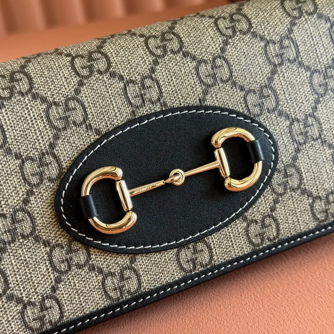 p600💋💋💋【Original Leather Counter Complete Packaging】Gucci Horsebit 1955 Series This Gucci Horsebit 1955 series handbag is made of beige PVC fabric, with unique rice rubber leather piping, giving the archive design a new charm. This handbag inherits the lines and shape of the product more than 60 years ago, cleverly blending classic details with modern spirit, highlighting the charm of the brand's iconic element, the horsebit. This small flap shoulder bag features an adjustable shoulder strap that allows you to convert it between shoulder and cross-body wear. Model: 621892. Size: 19*10*4cm. Color: black/pvc.