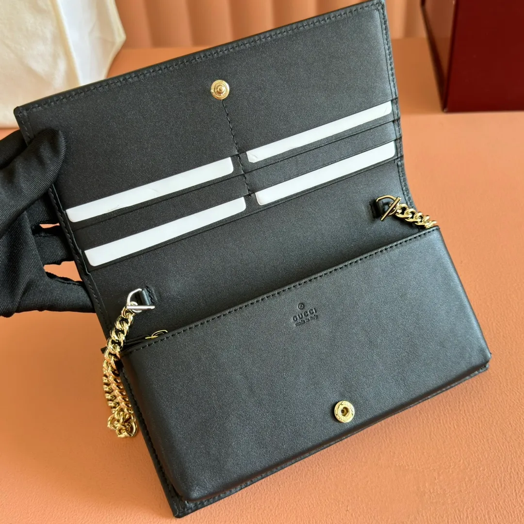 p600💋💋💋【Original Leather Counter Complete Packaging】Gucci Horsebit 1955 Series This Gucci Horsebit 1955 series handbag is made of beige PVC fabric, with unique rice rubber leather piping, giving the archive design a new charm. This handbag inherits the lines and shape of the product more than 60 years ago, cleverly blending classic details with modern spirit, highlighting the charm of the brand's iconic element, the horsebit. This small flap shoulder bag features an adjustable shoulder strap that allows you to convert it between shoulder and cross-body wear. Model: 621892. Size: 19*10*4cm. Color: black/pvc.