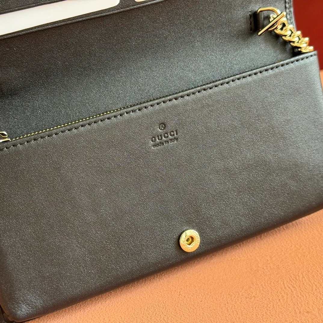 p600💋💋💋【Original Leather Counter Complete Packaging】Gucci Horsebit 1955 Series This Gucci Horsebit 1955 series handbag is made of beige PVC fabric, with unique rice rubber leather piping, giving the archive design a new charm. This handbag inherits the lines and shape of the product more than 60 years ago, cleverly blending classic details with modern spirit, highlighting the charm of the brand's iconic element, the horsebit. This small flap shoulder bag features an adjustable shoulder strap that allows you to convert it between shoulder and cross-body wear. Model: 621892. Size: 19*10*4cm. Color: black/pvc.