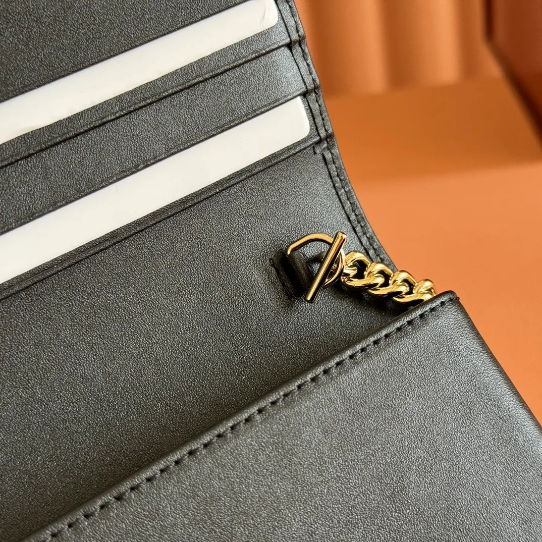 p600💋💋💋【Original Leather Counter Complete Packaging】Gucci Horsebit 1955 Series This Gucci Horsebit 1955 series handbag is made of beige PVC fabric, with unique rice rubber leather piping, giving the archive design a new charm. This handbag inherits the lines and shape of the product more than 60 years ago, cleverly blending classic details with modern spirit, highlighting the charm of the brand's iconic element, the horsebit. This small flap shoulder bag features an adjustable shoulder strap that allows you to convert it between shoulder and cross-body wear. Model: 621892. Size: 19*10*4cm. Color: black/pvc.