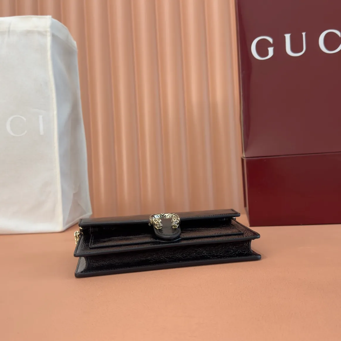 p980. 💋💋💋"With full set of original counter packaging" [New Product] This chain wallet is made of patent leather, with a wide shape and a light gold tone chain shoulder strap that provides a variety of styling options. Rosso Ancora patent leather Light gold tone hardware Gucci Ancora suede and taffeta lining Interior: 6 card compartments and 1 zip pocket External: 1 flat pocket Chain shoulder strap (52 cm high) Button closure Ident: 837374. Dimensions: 20cm (width) x 12.5cm (height) x 4.5cm (depth) Weight: approx. 0.42kg Color: Black patent leather. Made in Italy