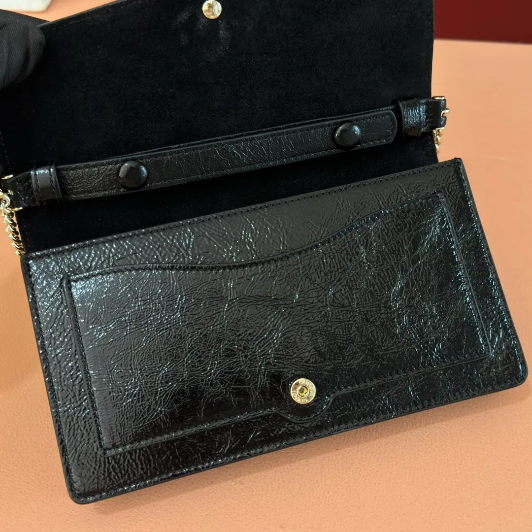 p980. 💋💋💋"With full set of original counter packaging" [New Product] This chain wallet is made of patent leather, with a wide shape and a light gold tone chain shoulder strap that provides a variety of styling options. Rosso Ancora patent leather Light gold tone hardware Gucci Ancora suede and taffeta lining Interior: 6 card compartments and 1 zip pocket External: 1 flat pocket Chain shoulder strap (52 cm high) Button closure Ident: 837374. Dimensions: 20cm (width) x 12.5cm (height) x 4.5cm (depth) Weight: approx. 0.42kg Color: Black patent leather. Made in Italy