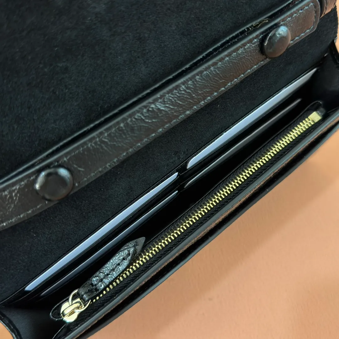 p980. 💋💋💋"With full set of original counter packaging" [New Product] This chain wallet is made of patent leather, with a wide shape and a light gold tone chain shoulder strap that provides a variety of styling options. Rosso Ancora patent leather Light gold tone hardware Gucci Ancora suede and taffeta lining Interior: 6 card compartments and 1 zip pocket External: 1 flat pocket Chain shoulder strap (52 cm high) Button closure Ident: 837374. Dimensions: 20cm (width) x 12.5cm (height) x 4.5cm (depth) Weight: approx. 0.42kg Color: Black patent leather. Made in Italy