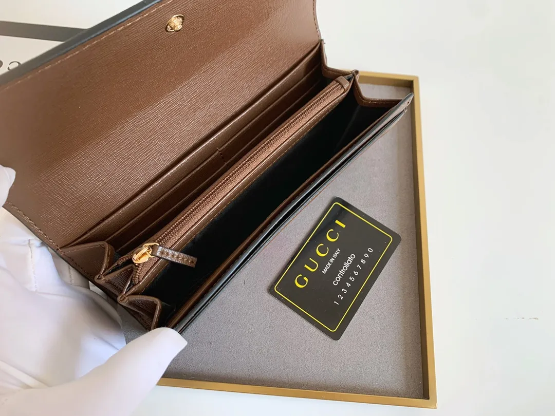 💰170 Top Original 💎 🇮🇹Gucci🅿GUCCl classic reproduction [Rose] [Rose] The GG logo started to be used in the 1970s, which evolved from the early Gucci diamond diamond pattern that began in the 1930s. This zipper bag combines the iconic pattern with striped webbing, a classic combination that reflects the roots of the Gucci brand. Photos of the actual product, fine workmanship. Style number: 523153. Size: 19x10x3.