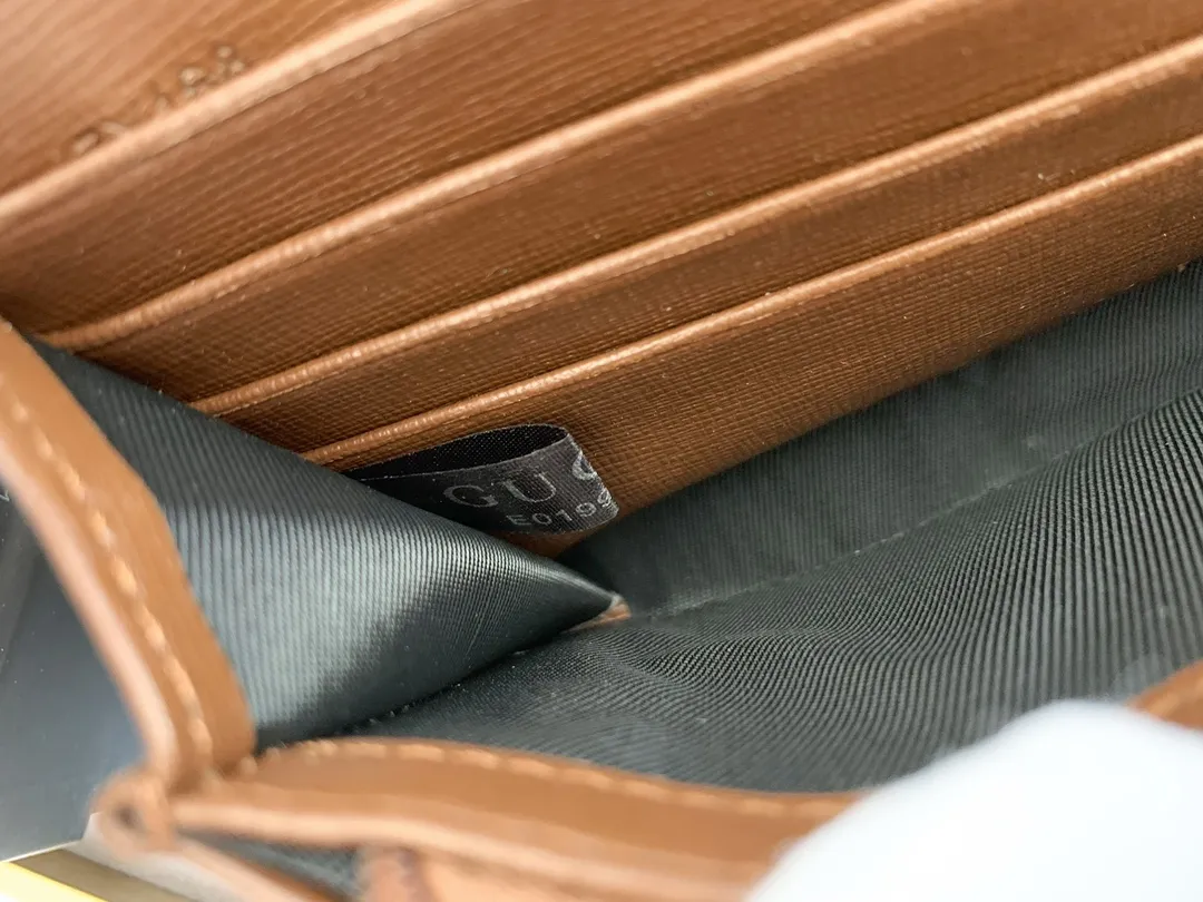 💰170 Top Original 💎 🇮🇹Gucci🅿GUCCl classic reproduction [Rose] [Rose] The GG logo started to be used in the 1970s, which evolved from the early Gucci diamond diamond pattern that began in the 1930s. This zipper bag combines the iconic pattern with striped webbing, a classic combination that reflects the roots of the Gucci brand. Photos of the actual product, fine workmanship. Style number: 523153. Size: 19x10x3.