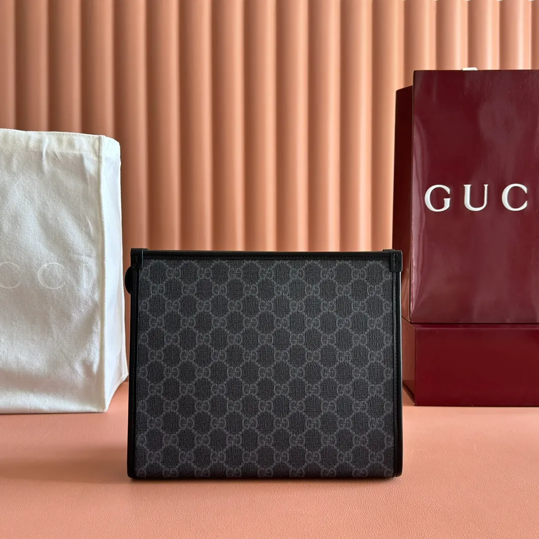 p560. 📣📣📣【Original leather with 🌈full counter packaging】🔥🔥This simple and slender wallet is made of black GG Supreme canvas, decorated with tonal leather piping and an interlocking double G logo, highlighting the charm of a classic design. Black GG Supreme canvas, environmentally friendly material. Black leather trim. Viscose lining. Oval leather interlocking G plaque. Eight card compartments, two bill compartments. Size: 26*20*6cm Color: black/pvc. Model: 672956.