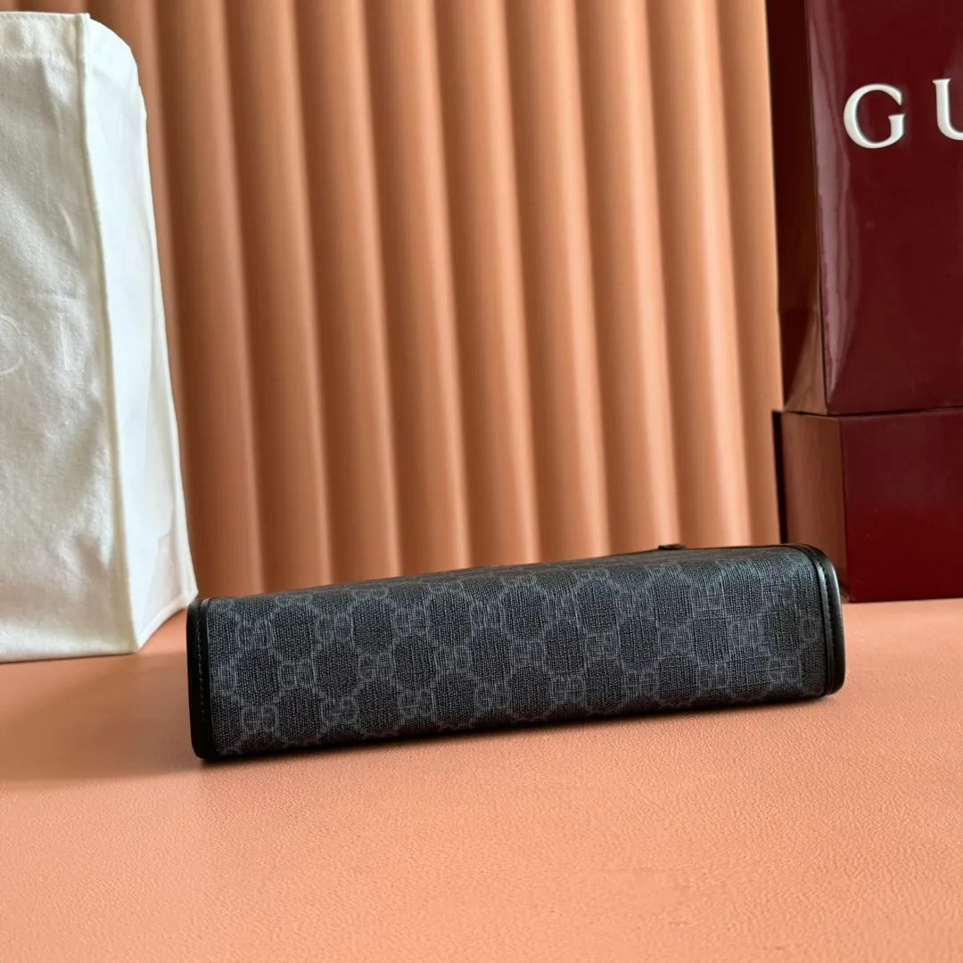 p560. 📣📣📣【Original leather with 🌈full counter packaging】🔥🔥This simple and slender wallet is made of black GG Supreme canvas, decorated with tonal leather piping and an interlocking double G logo, highlighting the charm of a classic design. Black GG Supreme canvas, environmentally friendly material. Black leather trim. Viscose lining. Oval leather interlocking G plaque. Eight card compartments, two bill compartments. Size: 26*20*6cm Color: black/pvc. Model: 672956.