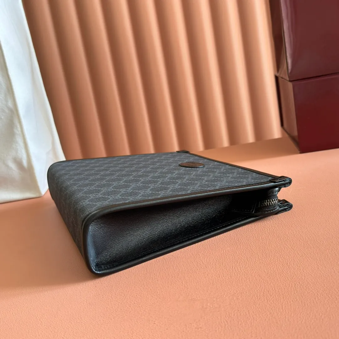 p560. 📣📣📣【Original leather with 🌈full counter packaging】🔥🔥This simple and slender wallet is made of black GG Supreme canvas, decorated with tonal leather piping and an interlocking double G logo, highlighting the charm of a classic design. Black GG Supreme canvas, environmentally friendly material. Black leather trim. Viscose lining. Oval leather interlocking G plaque. Eight card compartments, two bill compartments. Size: 26*20*6cm Color: black/pvc. Model: 672956.