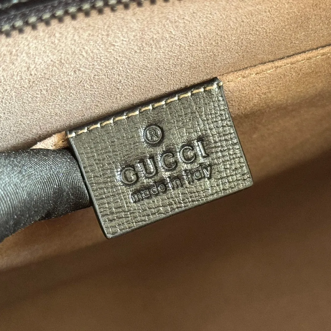 p560. 📣📣📣【Original leather with 🌈full counter packaging】🔥🔥This simple and slender wallet is made of black GG Supreme canvas, decorated with tonal leather piping and an interlocking double G logo, highlighting the charm of a classic design. Black GG Supreme canvas, environmentally friendly material. Black leather trim. Viscose lining. Oval leather interlocking G plaque. Eight card compartments, two bill compartments. Size: 26*20*6cm Color: black/pvc. Model: 672956.