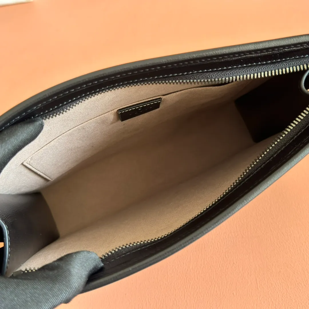 p560. 📣📣📣【Original leather with 🌈full counter packaging】🔥🔥This simple and slender wallet is made of black GG Supreme canvas, decorated with tonal leather piping and an interlocking double G logo, highlighting the charm of a classic design. Black GG Supreme canvas, environmentally friendly material. Black leather trim. Viscose lining. Oval leather interlocking G plaque. Eight card compartments, two bill compartments. Size: 26*20*6cm Color: black/pvc. Model: 672956.