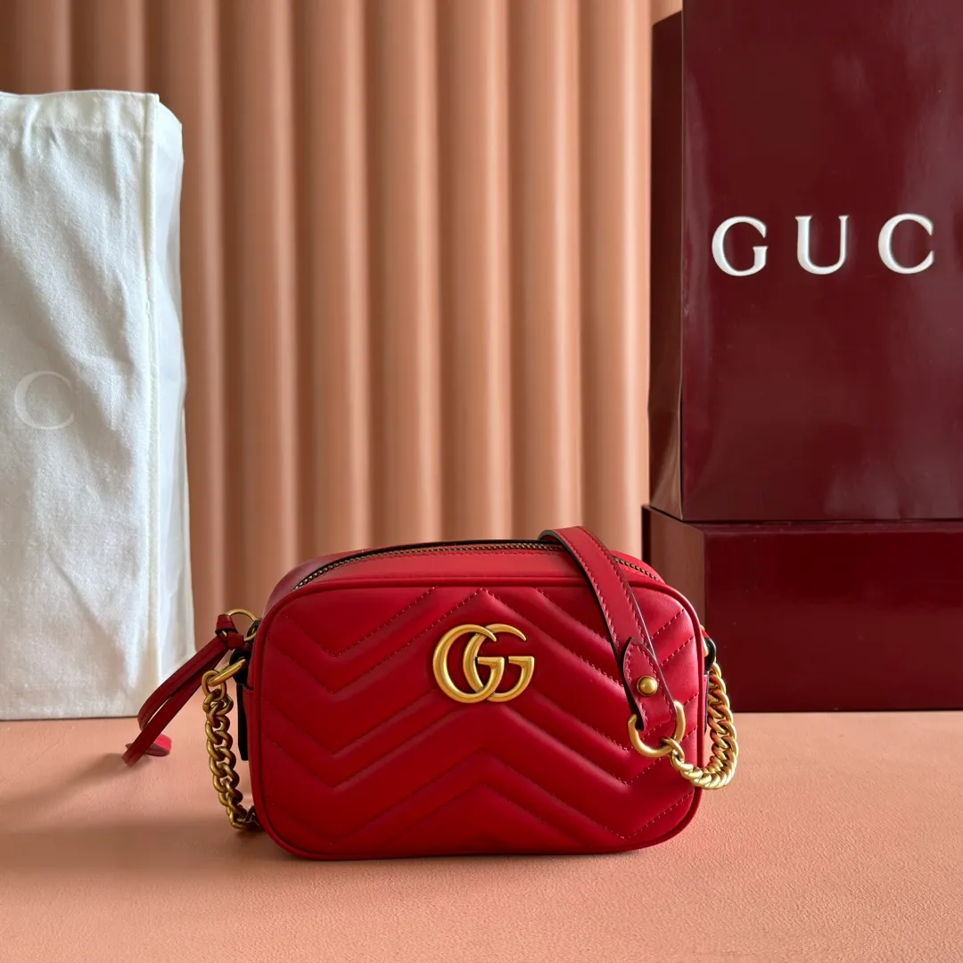 p960. 💋💋💋【Full set of packaging at the counter】🔥🔥"Marmont Italian original leather"‼ ‼ Have you picked up the addictive Gucci bags? The elegant and exquisite design of the GG Marmont series has captured the hearts of many girls! At the same time, it is also a must-have versatile item for global experts! Super awesome! Model: 448065. Size: 18*12*6.