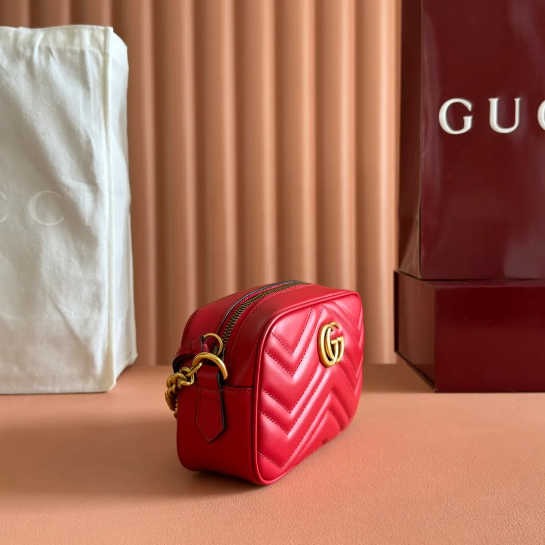 p960. 💋💋💋【Full set of packaging at the counter】🔥🔥"Marmont Italian original leather"‼ ‼ Have you picked up the addictive Gucci bags? The elegant and exquisite design of the GG Marmont series has captured the hearts of many girls! At the same time, it is also a must-have versatile item for global experts! Super awesome! Model: 448065. Size: 18*12*6.