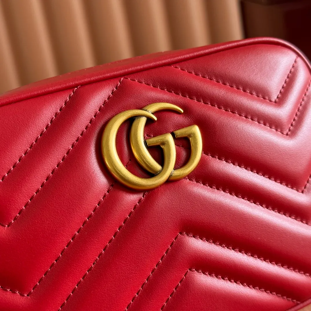 p960. 💋💋💋【Full set of packaging at the counter】🔥🔥"Marmont Italian original leather"‼ ‼ Have you picked up the addictive Gucci bags? The elegant and exquisite design of the GG Marmont series has captured the hearts of many girls! At the same time, it is also a must-have versatile item for global experts! Super awesome! Model: 448065. Size: 18*12*6.
