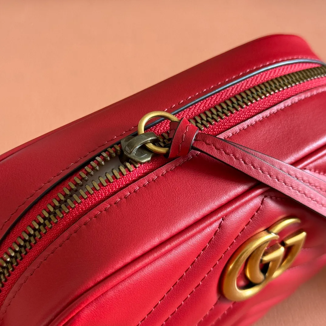p960. 💋💋💋【Full set of packaging at the counter】🔥🔥"Marmont Italian original leather"‼ ‼ Have you picked up the addictive Gucci bags? The elegant and exquisite design of the GG Marmont series has captured the hearts of many girls! At the same time, it is also a must-have versatile item for global experts! Super awesome! Model: 448065. Size: 18*12*6.