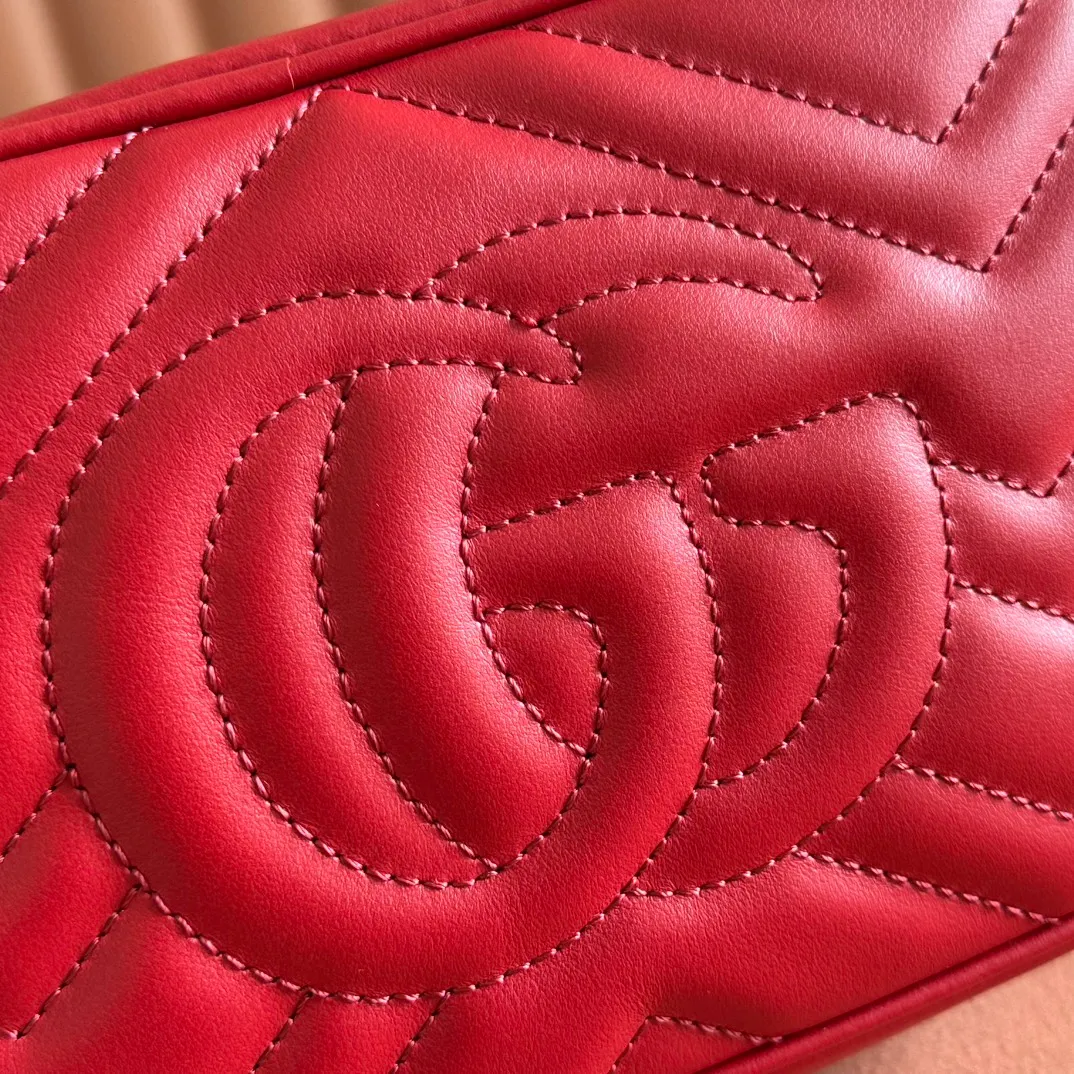p960. 💋💋💋【Full set of packaging at the counter】🔥🔥"Marmont Italian original leather"‼ ‼ Have you picked up the addictive Gucci bags? The elegant and exquisite design of the GG Marmont series has captured the hearts of many girls! At the same time, it is also a must-have versatile item for global experts! Super awesome! Model: 448065. Size: 18*12*6.