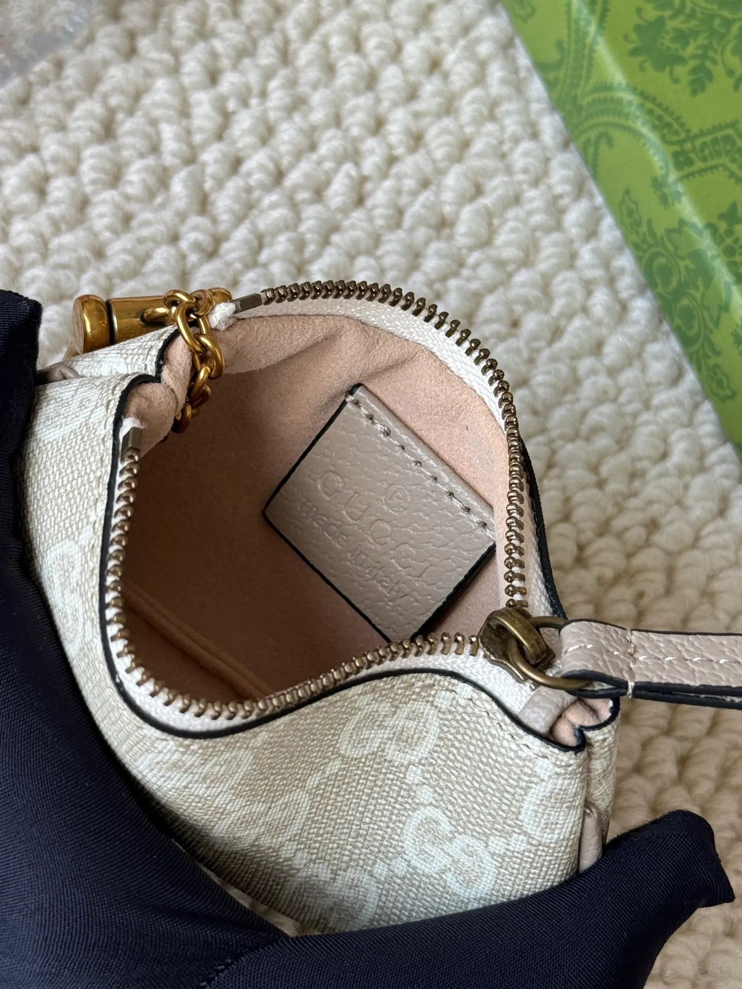💰140 gucci new small coin purse ~ lipstick bag! Cowhide + PVC with exquisite original factory hardware! Flexible and unique hook buckle, small and exquisite, with great effect. Model: 671722, size: 12x7.5x1.5cm.