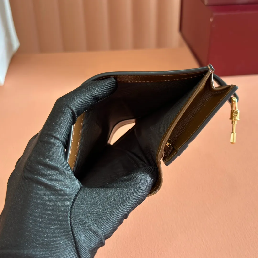 p460. 💋💋💋 [Original leather accessories 🌈 Equipped with full counter packaging] 🔥🔥 The jackie1961 series launches a compact and noble new card holder shape. Gold-toned push-lock closure, washed denim give the entire design a timeless and elegant feel, five card compartments, two flat pockets, one zip pocket, and interior open pocket. Dimensions: 11×8.5x3. Model: 645536.