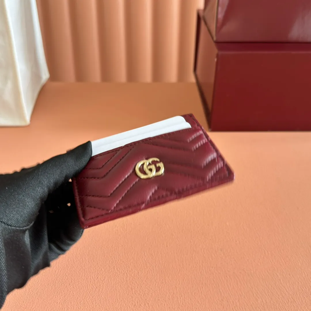 p280💋💋💋"With full set of original counter packaging" This GG Marmont series card holder is crafted from light blue V-shaped Matelassé cow leather. The bag has a crisp shape and is equipped with the iconic Double G accessories in silver tones. Light blue V-shaped Matelassé cow leather, silver-toned hardware, Double G, 4 card compartments, 1 open pocket. Model number: 443127. Dimensions: 10cm (width) x 7cm (height) Weight: approx. 65g
