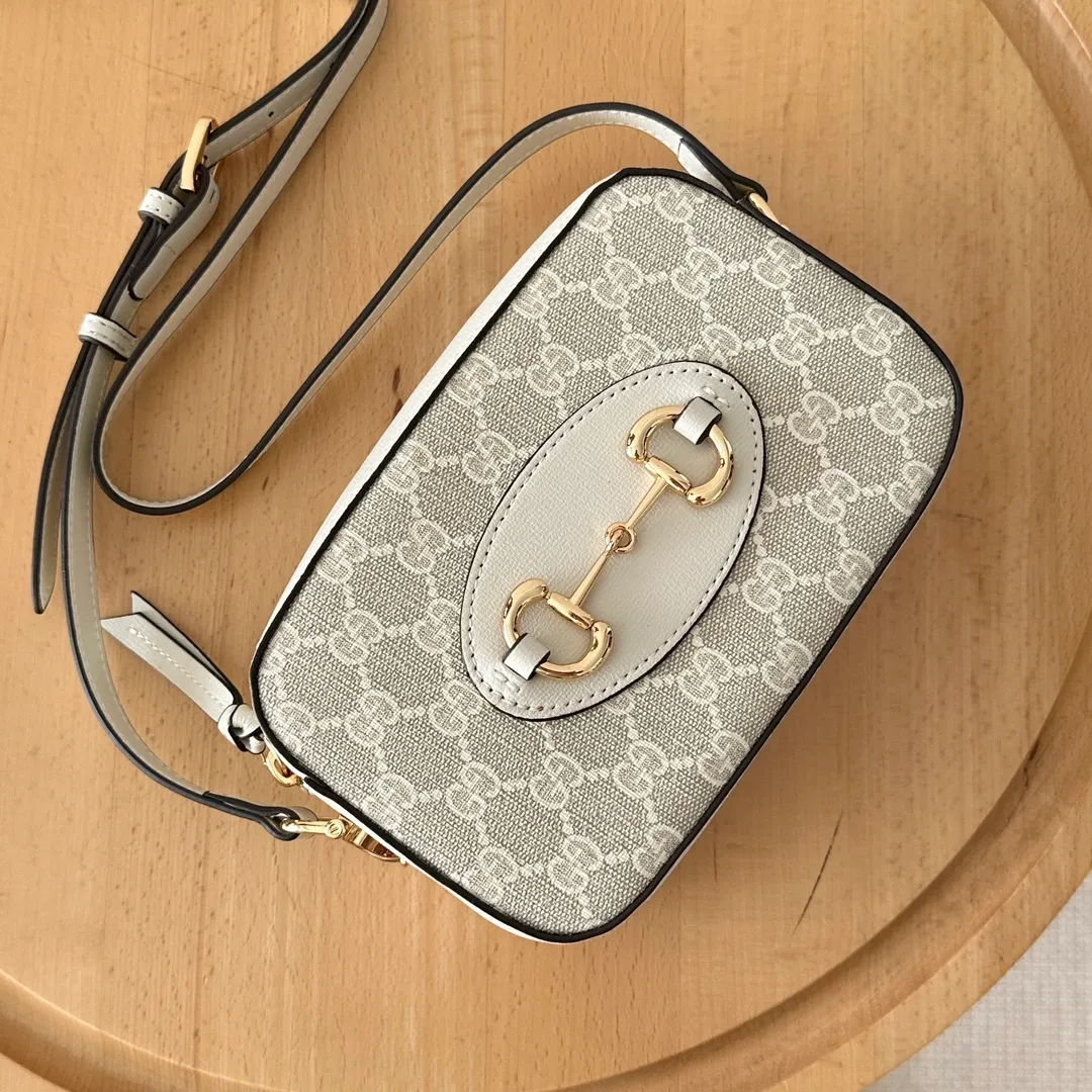 Actual shot #💰260 Style number: 760196 off-white Size: 20✖️13✖️6cm 𝗚𝘂𝗰𝗰𝗶 𝗛𝗼𝗿𝘀𝗲𝗯𝗶𝘁 𝟭𝟵𝟱𝟱 camera bag The classic horsebit and retro style can be matched casually without going wrong. The size is invincible and friendly~ A cute toast bun shape🍞Not too big, not too small, just right! The length of the shoulder strap can be adjusted with a pin buckle for cross-body wear, and the capacity also meets daily needs~
