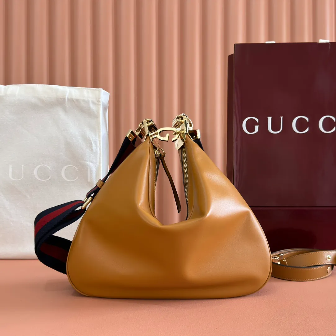 p1660. 📣📣📣【Original leather accessories🌈(equipped with full counter packaging)🔥🔥702823Gucci The Attache large shoulder bag "Gucci March of Love" is a new interpretation of the brand's archive elements, paying tribute to the enduring charm of Hollywood. This accessory features a recognizable crescent shape, and the G hook buckle adds a unique design aesthetic. The classic accessories are combined with soft materials to express retro charm. This large shoulder bag is made of beige and blue GG Supreme canvas, decorated with red and blue webbing. Hide details Beige and blue GG Supreme canvas with red and blue webbing. Gold-tone hardware Cotton and linen lining Additional leather shoulder strap Interior: 1 zipped pocket Removable webbing shoulder strap (50cm high) G-hook fastening with zip 35cm (W) x 32cm (H) x 6cm (D) Made in Italy