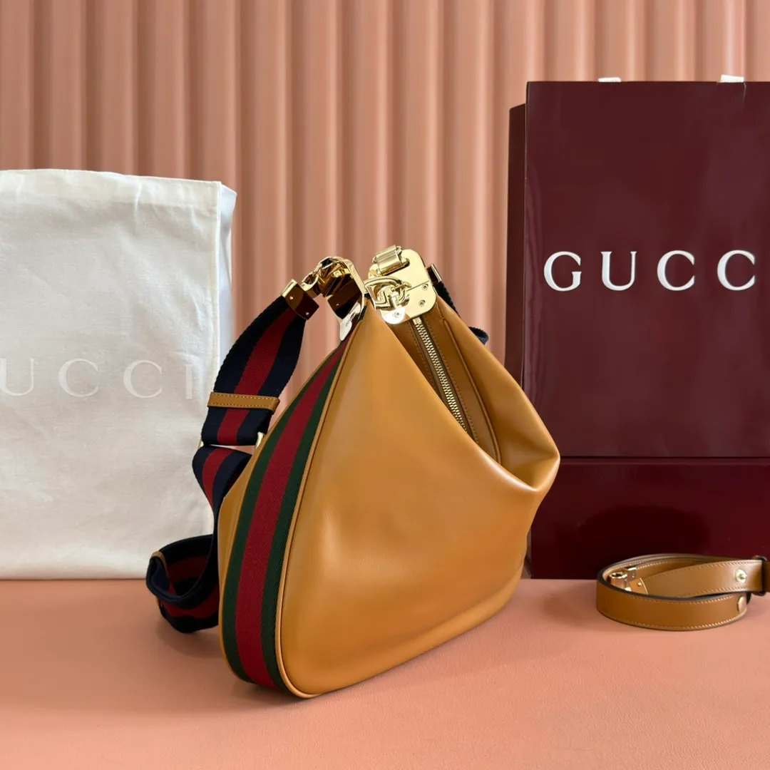 p1660. 📣📣📣【Original leather accessories🌈(equipped with full counter packaging)🔥🔥702823Gucci The Attache large shoulder bag "Gucci March of Love" is a new interpretation of the brand's archive elements, paying tribute to the enduring charm of Hollywood. This accessory features a recognizable crescent shape, and the G hook buckle adds a unique design aesthetic. The classic accessories are combined with soft materials to express retro charm. This large shoulder bag is made of beige and blue GG Supreme canvas, decorated with red and blue webbing. Hide details Beige and blue GG Supreme canvas with red and blue webbing. Gold-tone hardware Cotton and linen lining Additional leather shoulder strap Interior: 1 zipped pocket Removable webbing shoulder strap (50cm high) G-hook fastening with zip 35cm (W) x 32cm (H) x 6cm (D) Made in Italy