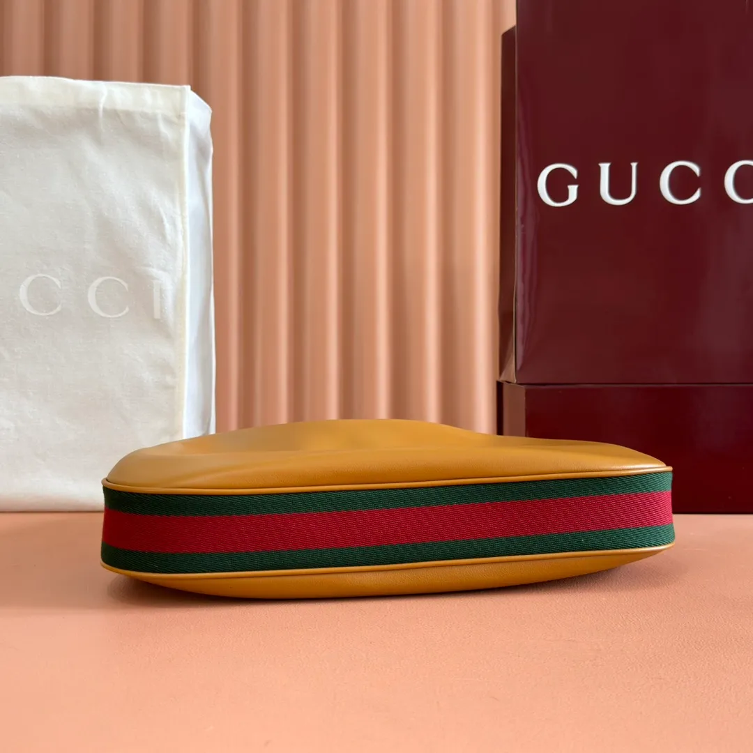 p1660. 📣📣📣【Original leather accessories🌈(equipped with full counter packaging)🔥🔥702823Gucci The Attache large shoulder bag "Gucci March of Love" is a new interpretation of the brand's archive elements, paying tribute to the enduring charm of Hollywood. This accessory features a recognizable crescent shape, and the G hook buckle adds a unique design aesthetic. The classic accessories are combined with soft materials to express retro charm. This large shoulder bag is made of beige and blue GG Supreme canvas, decorated with red and blue webbing. Hide details Beige and blue GG Supreme canvas with red and blue webbing. Gold-tone hardware Cotton and linen lining Additional leather shoulder strap Interior: 1 zipped pocket Removable webbing shoulder strap (50cm high) G-hook fastening with zip 35cm (W) x 32cm (H) x 6cm (D) Made in Italy