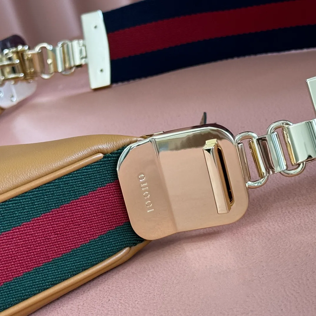 p1660. 📣📣📣【Original leather accessories🌈(equipped with full counter packaging)🔥🔥702823Gucci The Attache large shoulder bag "Gucci March of Love" is a new interpretation of the brand's archive elements, paying tribute to the enduring charm of Hollywood. This accessory features a recognizable crescent shape, and the G hook buckle adds a unique design aesthetic. The classic accessories are combined with soft materials to express retro charm. This large shoulder bag is made of beige and blue GG Supreme canvas, decorated with red and blue webbing. Hide details Beige and blue GG Supreme canvas with red and blue webbing. Gold-tone hardware Cotton and linen lining Additional leather shoulder strap Interior: 1 zipped pocket Removable webbing shoulder strap (50cm high) G-hook fastening with zip 35cm (W) x 32cm (H) x 6cm (D) Made in Italy