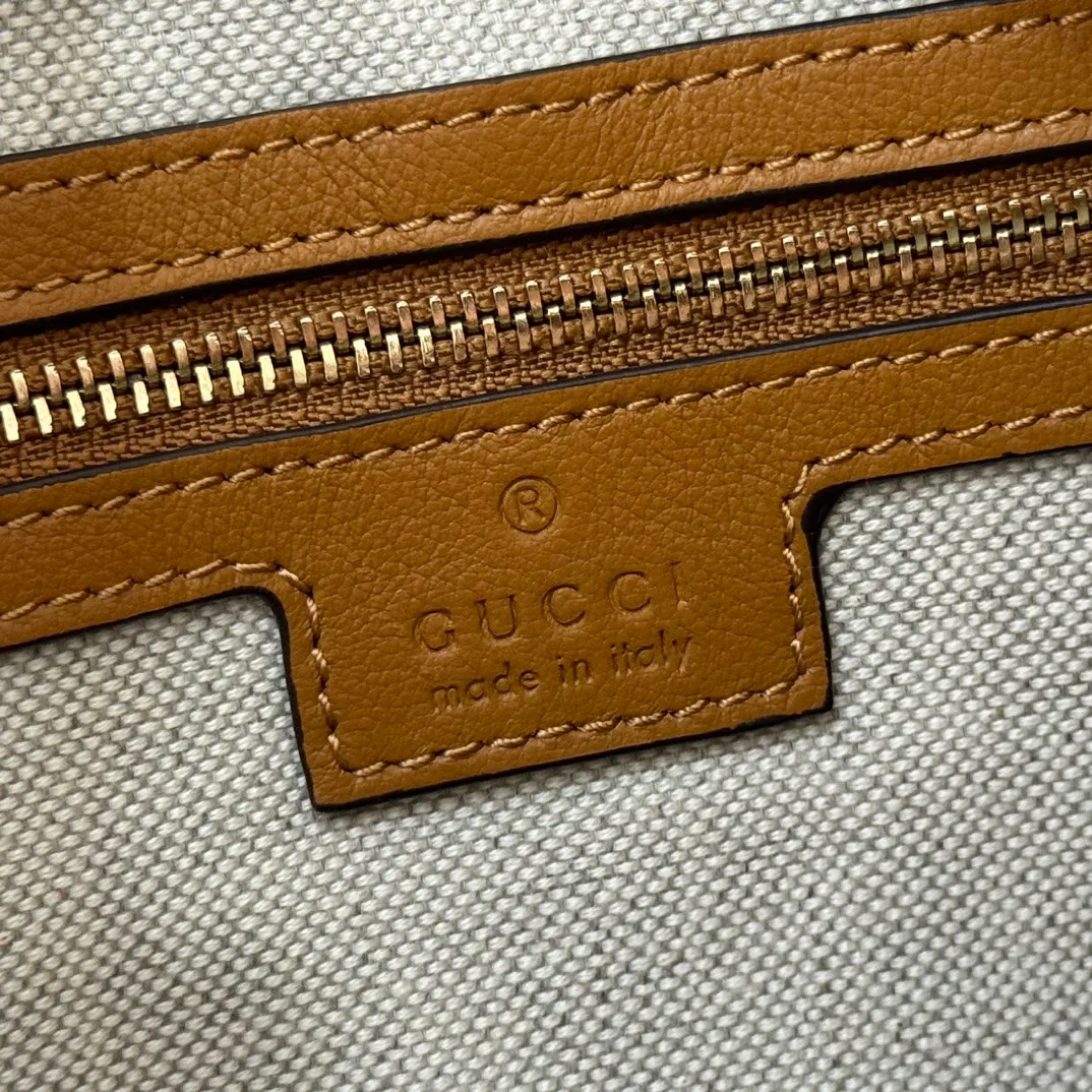 p1660. 📣📣📣【Original leather accessories🌈(equipped with full counter packaging)🔥🔥702823Gucci The Attache large shoulder bag "Gucci March of Love" is a new interpretation of the brand's archive elements, paying tribute to the enduring charm of Hollywood. This accessory features a recognizable crescent shape, and the G hook buckle adds a unique design aesthetic. The classic accessories are combined with soft materials to express retro charm. This large shoulder bag is made of beige and blue GG Supreme canvas, decorated with red and blue webbing. Hide details Beige and blue GG Supreme canvas with red and blue webbing. Gold-tone hardware Cotton and linen lining Additional leather shoulder strap Interior: 1 zipped pocket Removable webbing shoulder strap (50cm high) G-hook fastening with zip 35cm (W) x 32cm (H) x 6cm (D) Made in Italy