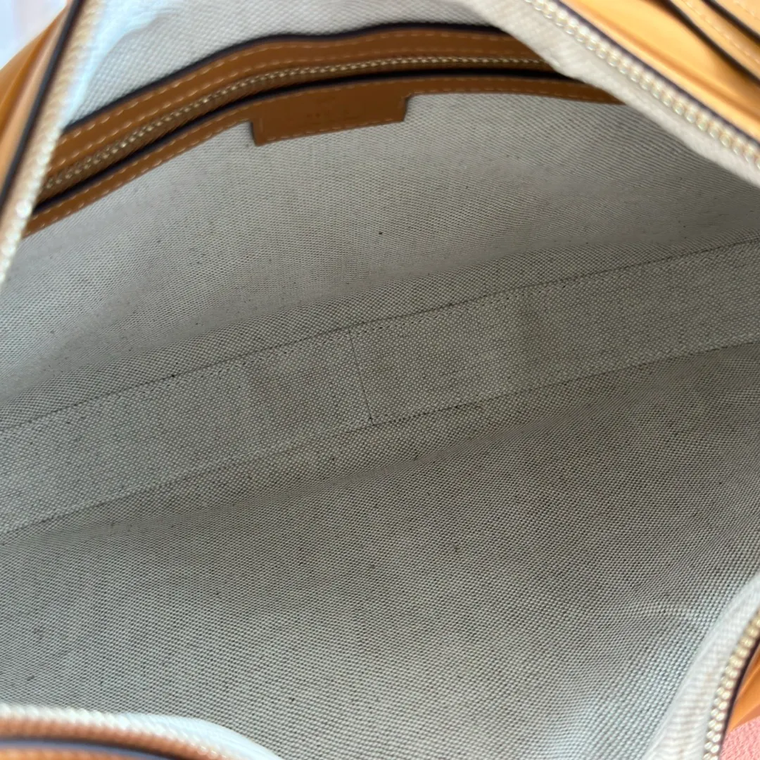 p1660. 📣📣📣【Original leather accessories🌈(equipped with full counter packaging)🔥🔥702823Gucci The Attache large shoulder bag "Gucci March of Love" is a new interpretation of the brand's archive elements, paying tribute to the enduring charm of Hollywood. This accessory features a recognizable crescent shape, and the G hook buckle adds a unique design aesthetic. The classic accessories are combined with soft materials to express retro charm. This large shoulder bag is made of beige and blue GG Supreme canvas, decorated with red and blue webbing. Hide details Beige and blue GG Supreme canvas with red and blue webbing. Gold-tone hardware Cotton and linen lining Additional leather shoulder strap Interior: 1 zipped pocket Removable webbing shoulder strap (50cm high) G-hook fastening with zip 35cm (W) x 32cm (H) x 6cm (D) Made in Italy
